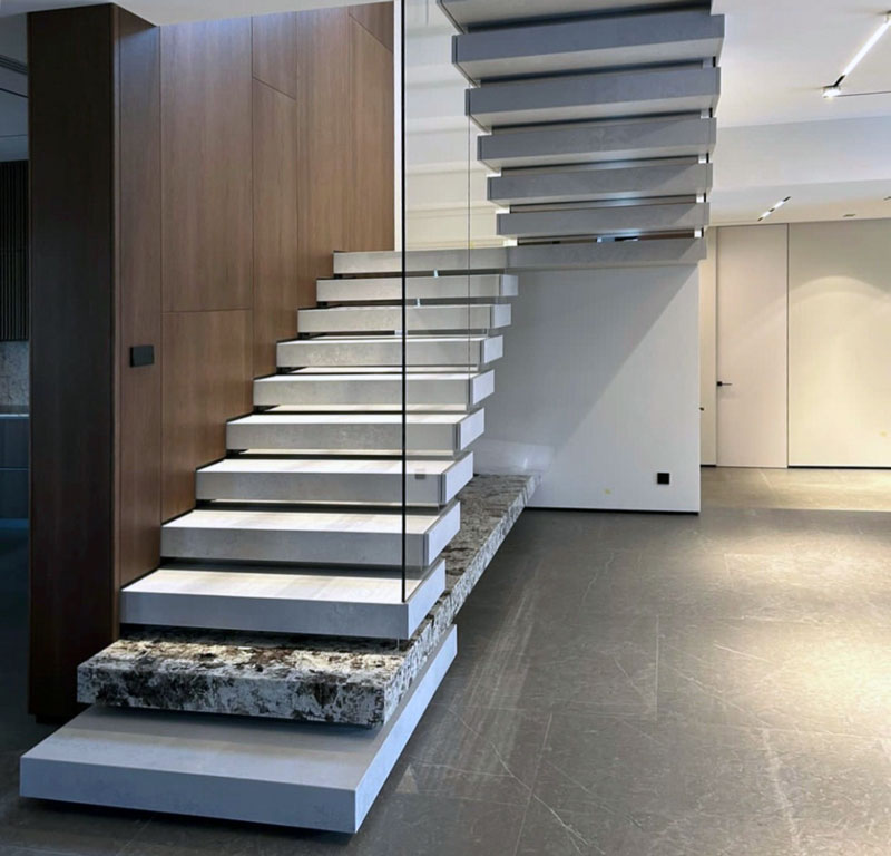 Лестница со стопенями из кварцевого агломерата Caesarstone